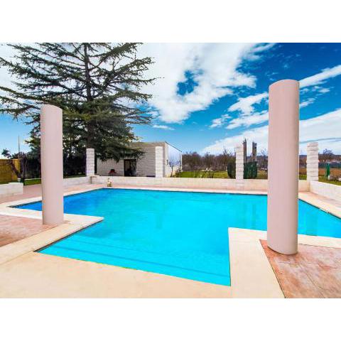 Lavish Villa in Villamuriel de Cerrato with Swimming Pool