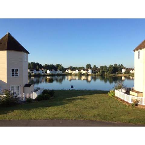 Liming Lodge - Lakeside Home in the Cotswolds