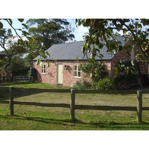 Little Pentre Barn with seasonal Swimming Pool