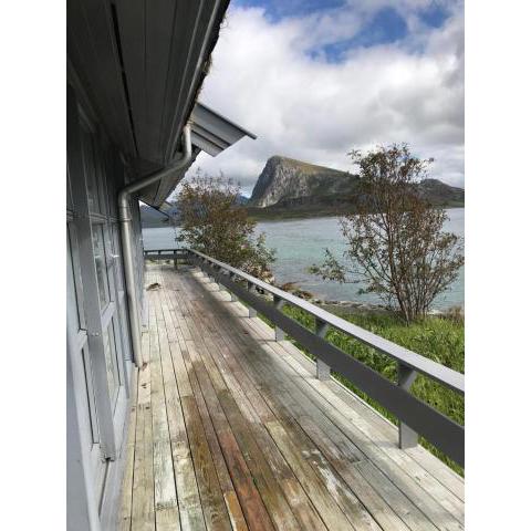 Lofoten unique waterfront cabin