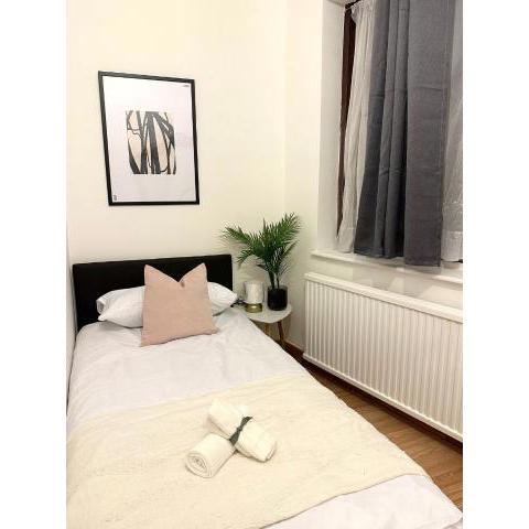 London Charm - Comfortable Room in Spacious House