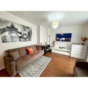 London Stratford Luxury House, 5 minutes walk Station, Westfield, 3 Bedrooms 3 Bathrooms, Reception, Garden, Parking