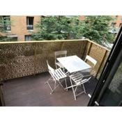 Lovely 2 bed flat with balcony 15 min from central