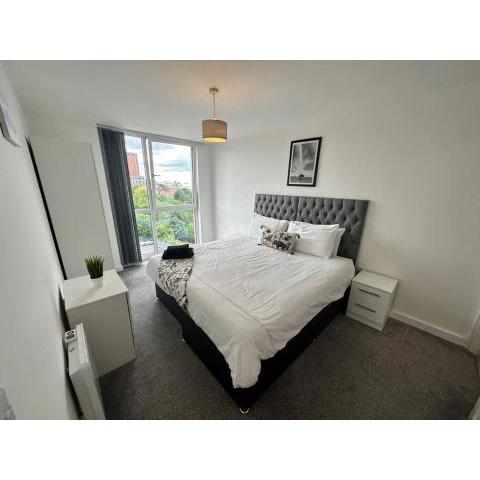 Lovely 2 Bed MCR Apt + Balcony