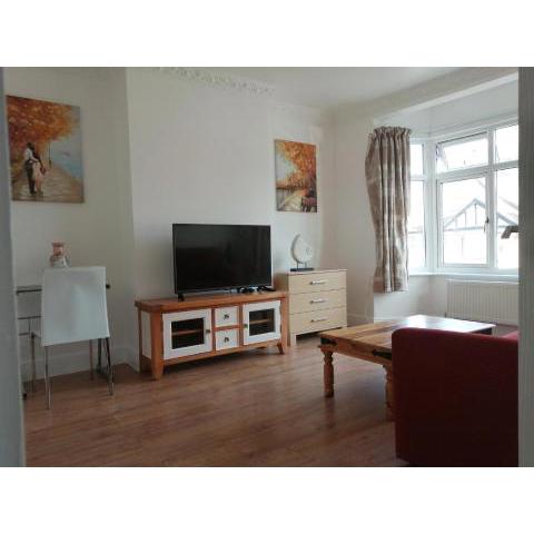 Lovely 3 Bedrooms Flat Near Romford Station With Free Parking