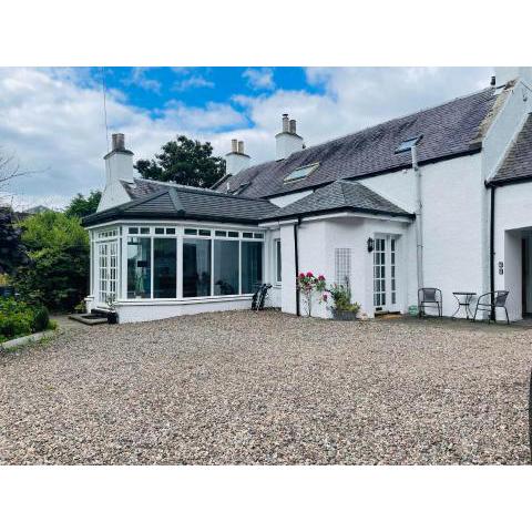 Lovely 5-Bed House in Lundin Links coastal village