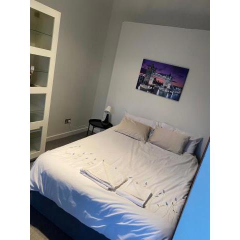 Lovely bright double room very central