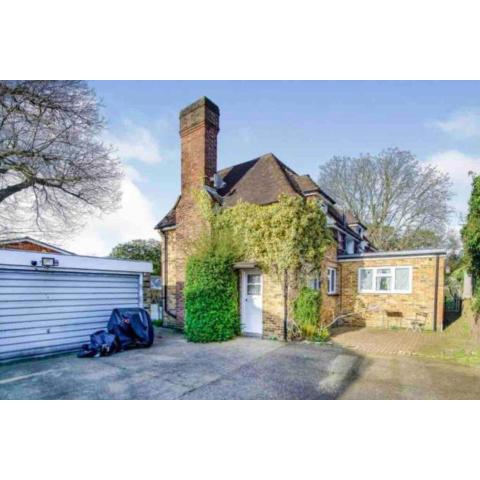 Lovely cottage in the heart of Shirley- Croydon