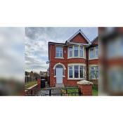 Lovely Large 3 - Bedroom House in Preston