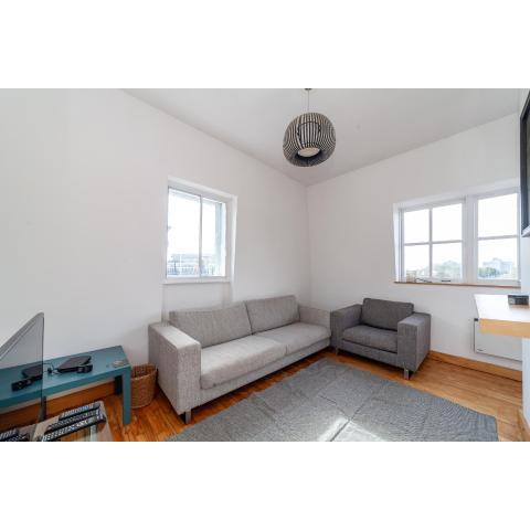 Lovely Top Floor 2BR Flat wTerrace, W Kensington