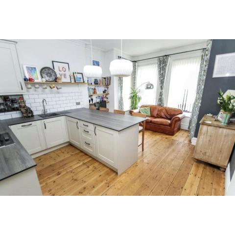 Lovely Westbourne apartment - 15 min walk to beach