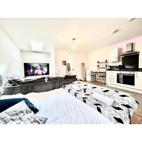 Lt Properties Luxury Luton town centre studio Tv Netflix Ground Floor 2