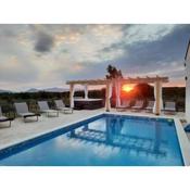 Lunika, luxury Villa with heated pool, jacuzzi and sauna