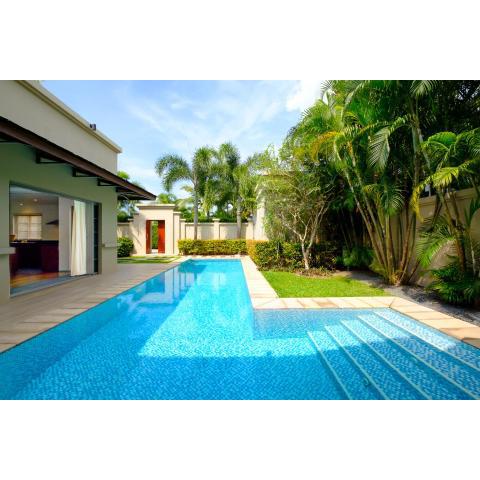 Luxe 2br Pool Villa walk to Bangtao Beach