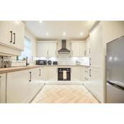 Luxurious and Modern 3 Bed townhouse with Parking
