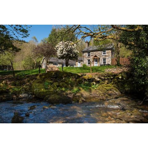 Luxurious Riverside Cottage in Snowdonia National Park