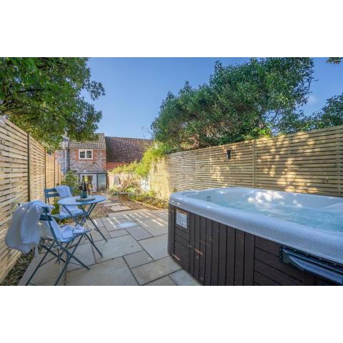 Luxury 1 bed cottage with hot tub and log burner