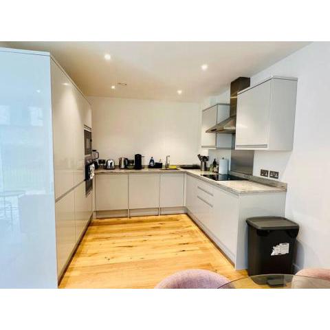 Luxury 2 Bed 2 Bathroom apt near tube station!