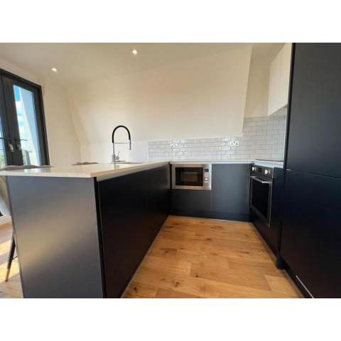 Luxury 2BR 2BA apartment in Ealing with lift