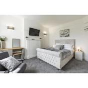 Luxury 3-Bed Apartment Near To London With Parking