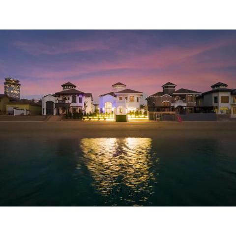 Luxury 4 bedrooms Villa at Palm Jumeirah !