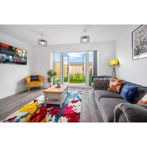 Luxury 5 Bed Town House City Centre ✘ GARDEN ☆ FAMILY FRIENDLY→ Swingball & Outdoor Furniture - FREE PARKING → With 55 Inch Smart TV, FREE NETFLIX & WIFI ✘ Comfy Seating Area - BY CALIBER STAYS®