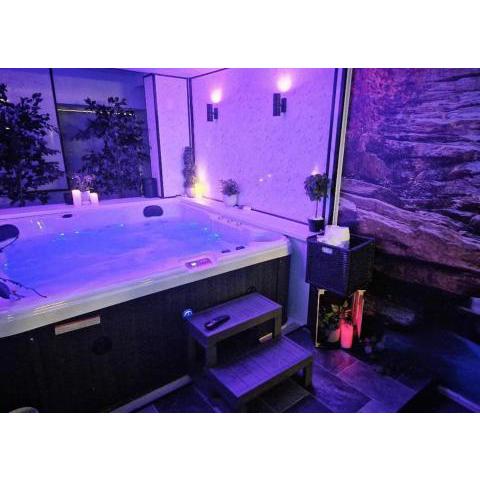 Luxury 9ine SUPER BEAUTIFUL JACUZZI APARTMENT WITH BALCONY