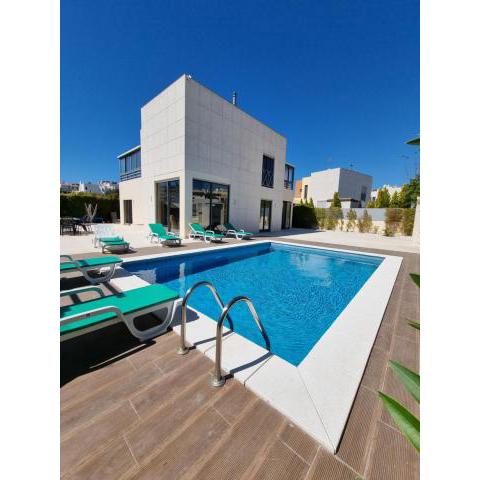 Luxury city Villa Olivia 10 - 15 min to the Beach Oura, private swimming pool