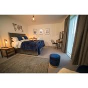 Luxury King Bed Apartment & FREE PARKING