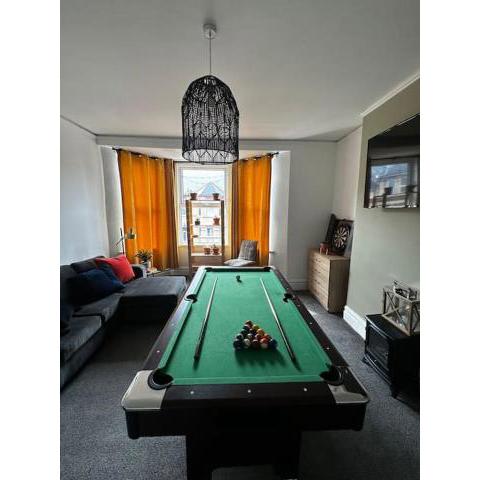 Luxury Newport APT with games room