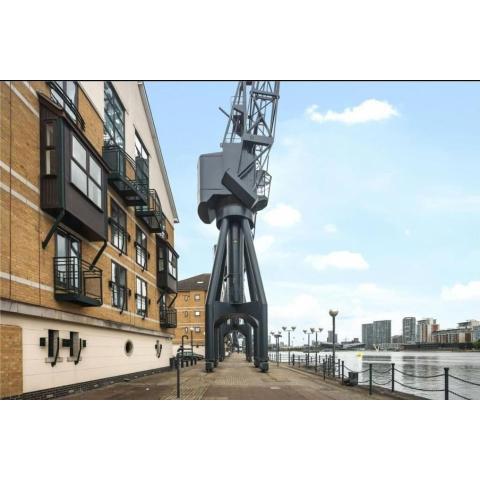 Luxury Riverview 2Bed Apt- 5 mins from Excel London, Canary wharf, 02 Arena - Free Parking - PlayStation 4 Provided