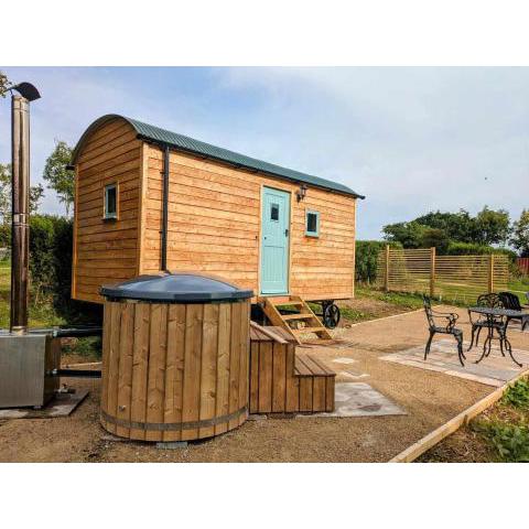 Luxury shepherd hut, hot tub, firepit and views