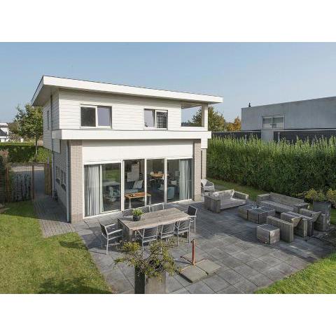Luxury villa in Harderwijk with garden directly on the water