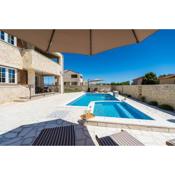 Luxury villa with heated pool and jacuzzi 02