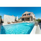 Luxury villa with pool,jacuzzi and sauna/03