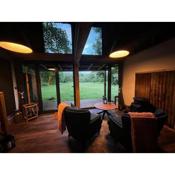 Lynbrook Haybarn, Hot tub and outdoor kitchen, New Forest