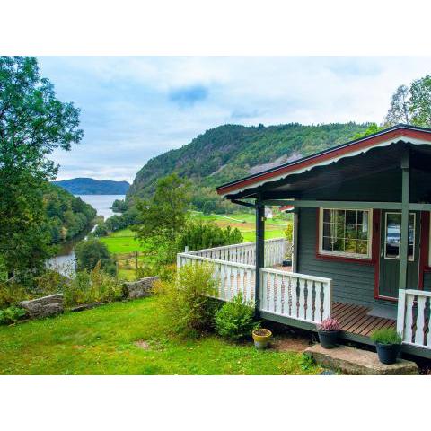 Lyngebu. Nice family cabin with sea view.