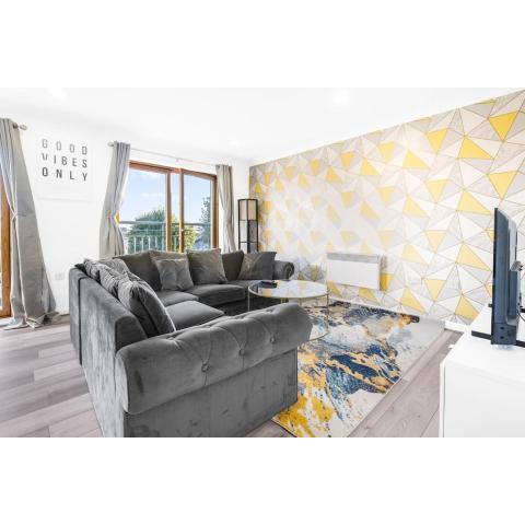 MAEVELA® - O2 Academy City Centre 2 Bed Apt ✯ City Centre w/Juliet Balcony ☆ FREE PARKING → With 55 Inch Smart TV, FREE NETFLIX & WIFI ✘ Birmingham City Centre