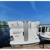 Magnifique bateau au coeur du Nivernais à l'étang de BAYE