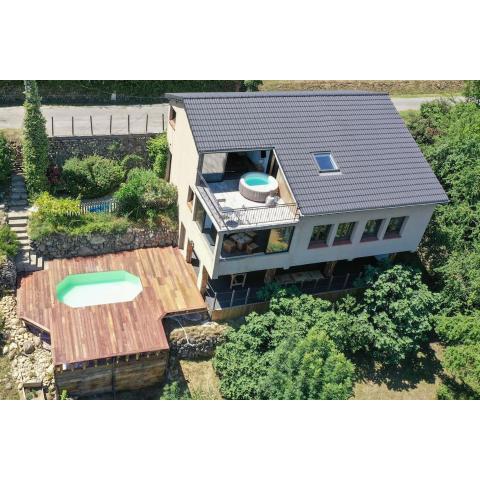 Maison 2-8prs, 3Chbrs,Piscine,Vue Château, SPA