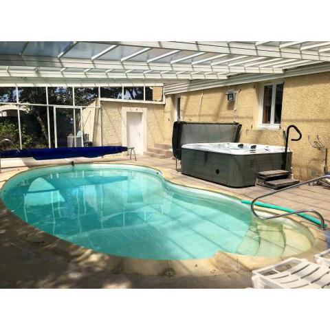 Maison de 3 chambres avec piscine interieure jacuzzi et jardin clos a Bouchet