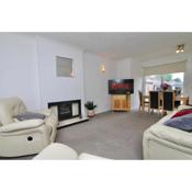 Malmesbury House - Cosy Home Near M6 & CBS Arena