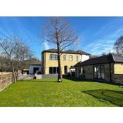 Manchester Luxury Country House Close To The City With Hot Tub & BBQ Fire Pit.