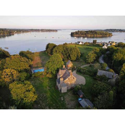 Manoir au bord de l'eau avec piscine chauffée