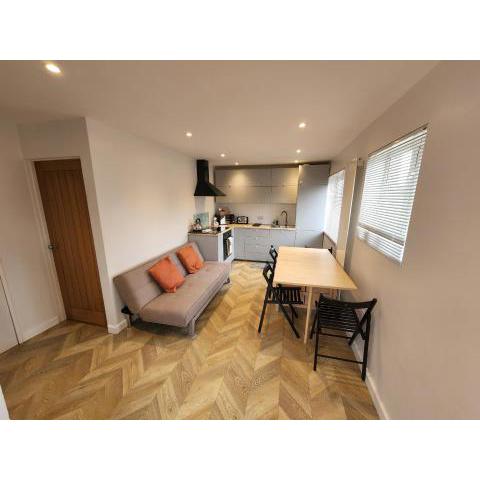 Modern 3 bedroom home in Guildford. Sleeps 8