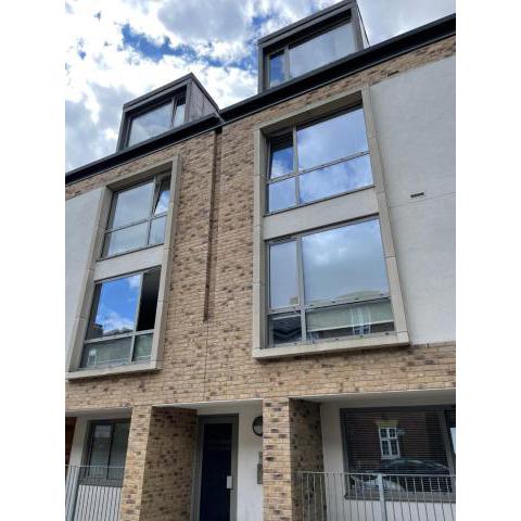 Modern flat in central London with car park