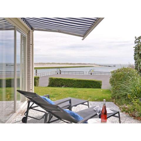 Modern furnished detached bungalow, located on the marina