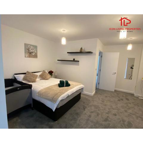 Modern Spacious 4 Bed House By Icon Living Properties Short Lets & Serviced Accommodation Reading With Free Parking