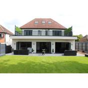 Modern Spacious House - Sleeps 16, Free Parking, Sun Terrace