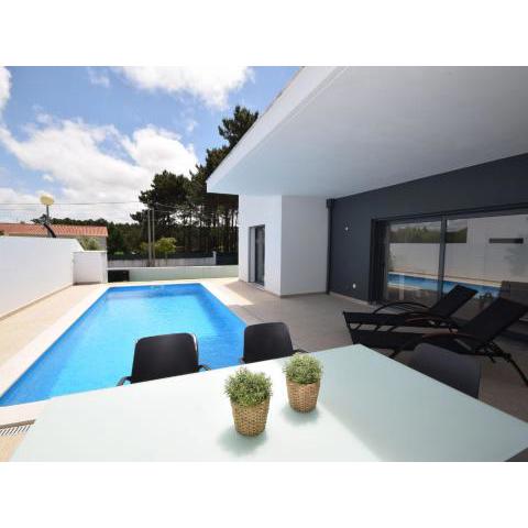 Modern villa with private pool near the beautiful beach of Foz de Arelho